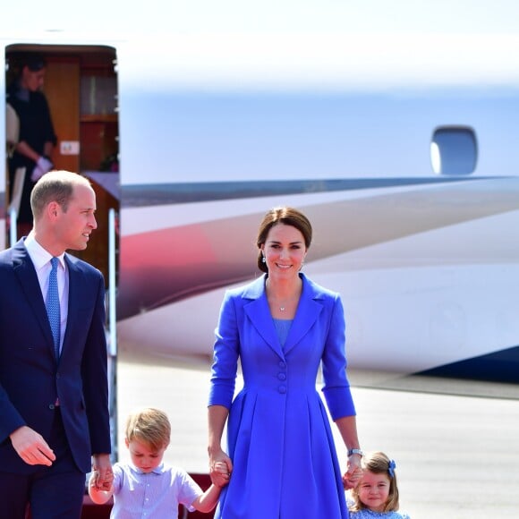 Le prince William et la duchesse Catherine de Cambridge ont atterri avec leurs enfants le prince George et la princesse Charlotte à Berlin le 19 juillet 2017 pour la suite de leur visite officielle entamée en Pologne.