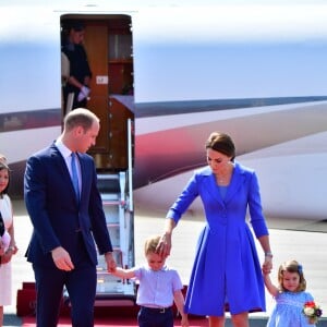 Le prince William et la duchesse Catherine de Cambridge ont atterri avec leurs enfants le prince George et la princesse Charlotte à Berlin le 19 juillet 2017 pour la suite de leur visite officielle entamée en Pologne.