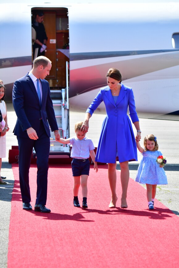 Le prince William et la duchesse Catherine de Cambridge ont atterri avec leurs enfants le prince George et la princesse Charlotte à Berlin le 19 juillet 2017 pour la suite de leur visite officielle entamée en Pologne.