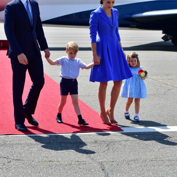 Le prince William et la duchesse Catherine de Cambridge ont atterri avec leurs enfants le prince George et la princesse Charlotte à Berlin le 19 juillet 2017 pour la suite de leur visite officielle entamée en Pologne.