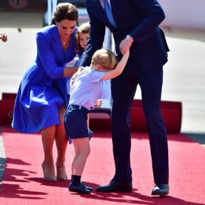 Le prince William et la duchesse Catherine de Cambridge ont atterri avec leurs enfants le prince George et la princesse Charlotte à Berlin le 19 juillet 2017 pour la suite de leur visite officielle entamée en Pologne.