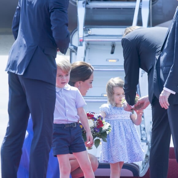 Le prince William et la duchesse Catherine de Cambridge ont atterri avec leurs enfants le prince George et la princesse Charlotte à Berlin le 19 juillet 2017 pour la suite de leur visite officielle entamée en Pologne.