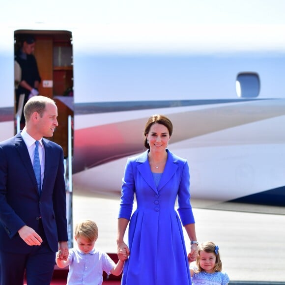 Le prince William et la duchesse Catherine de Cambridge sont arrivés avec leurs enfants le prince George et la princesse Charlotte à Berlin le 19 juillet 2017 pour la suite de leur visite officielle entamée en Pologne.