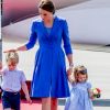 Le prince William et la duchesse Catherine de Cambridge sont arrivés avec leurs enfants le prince George, un peu grognon et ici encouragé par sa maman, et la princesse Charlotte à Berlin le 19 juillet 2017 pour la suite de leur visite officielle entamée en Pologne.