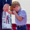 Le prince George était tout grognon à l'arrivée à Berlin. Le prince William et la duchesse Catherine de Cambridge sont arrivés avec leurs enfants le prince George et la princesse Charlotte à Berlin le 19 juillet 2017 pour la suite de leur visite officielle entamée en Pologne.