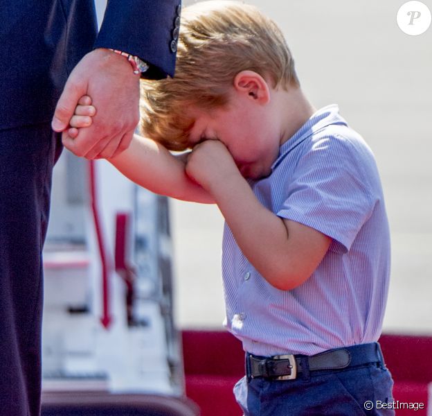 Le prince George était tout grognon à l'arrivée à Berlin. Le prince William et la duchesse Catherine de Cambridge sont arrivés avec leurs enfants le prince George et la princesse Charlotte à Berlin le 19 juillet 2017 pour la suite de leur visite officielle entamée en Pologne.