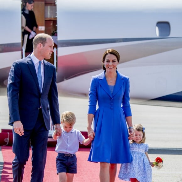 Le prince William et la duchesse Catherine de Cambridge sont arrivés avec leurs enfants le prince George et la princesse Charlotte à Berlin le 19 juillet 2017 pour la suite de leur visite officielle entamée en Pologne.