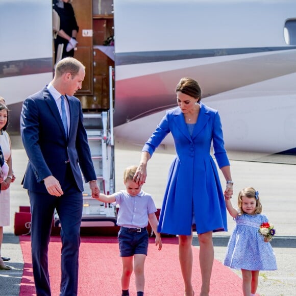 Le prince William et la duchesse Catherine de Cambridge sont arrivés avec leurs enfants le prince George et la princesse Charlotte à Berlin le 19 juillet 2017 pour la suite de leur visite officielle entamée en Pologne.