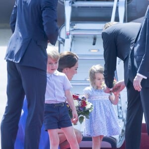 Le prince William et la duchesse Catherine de Cambridge sont arrivés avec leurs enfants le prince George et la princesse Charlotte à Berlin le 19 juillet 2017 pour la suite de leur visite officielle entamée en Pologne.