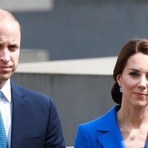 Le prince William et la duchesse Catherine de Cambridge dans le champ des stèles du mémorial de l'Holocauste à Berlin le 19 juillet 2017.