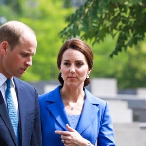 Le prince William et la duchesse Catherine de Cambridge dans le champ des stèles du mémorial de l'Holocauste à Berlin le 19 juillet 2017.