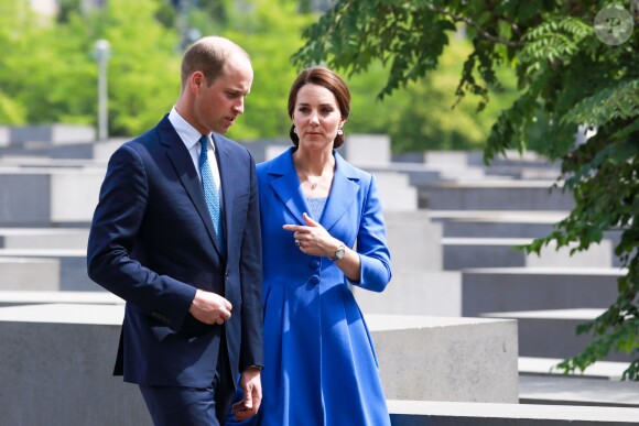 Le prince William et la duchesse Catherine de Cambridge dans le champ des stèles du mémorial de l'Holocauste à Berlin le 19 juillet 2017.