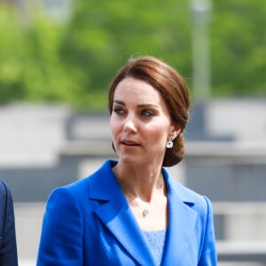 Le prince William et la duchesse Catherine de Cambridge dans le champ des stèles du mémorial de l'Holocauste à Berlin le 19 juillet 2017.