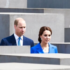 Le prince William et la duchesse Catherine de Cambridge dans le champ des stèles du mémorial de l'Holocauste à Berlin le 19 juillet 2017.