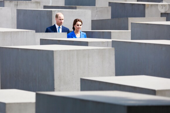 Le prince William et la duchesse Catherine de Cambridge dans le champ des stèles du mémorial de l'Holocauste à Berlin le 19 juillet 2017.