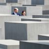 Le prince William et la duchesse Catherine de Cambridge dans le champ des stèles du mémorial de l'Holocauste à Berlin le 19 juillet 2017.