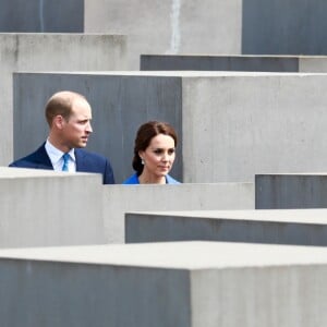 Le prince William et la duchesse Catherine de Cambridge dans le champ des stèles du mémorial de l'Holocauste à Berlin le 19 juillet 2017.