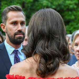 Le prince William et la duchesse Catherine de Cambridge rencontre les invités lors de la garden party organisée par l'ambassadeur de Grande-Bretagne à Berlin, Sebastian Wood, le 19 juillet 2017 en l'honneur de l'anniversaire de la reine.