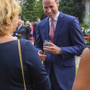 Le prince William rencontre les invités lors de la garden party organisée par l'ambassadeur de Grande-Bretagne à Berlin, Sebastian Wood, le 19 juillet 2017 en l'honneur de l'anniversaire de la reine.