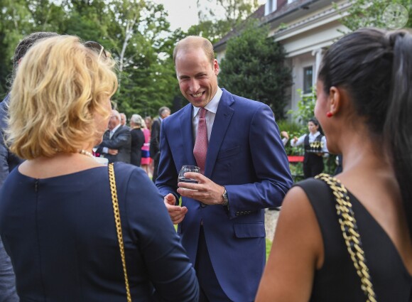 Le prince William rencontre les invités lors de la garden party organisée par l'ambassadeur de Grande-Bretagne à Berlin, Sebastian Wood, le 19 juillet 2017 en l'honneur de l'anniversaire de la reine.