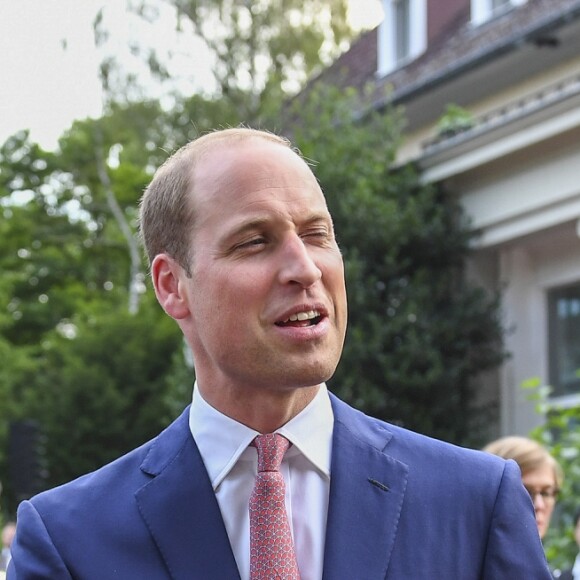 Le prince William rencontre les invités lors de la garden party organisée par l'ambassadeur de Grande-Bretagne à Berlin, Sebastian Wood, le 19 juillet 2017 en l'honneur de l'anniversaire de la reine.