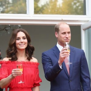 Le prince William et la duchesse Catherine de Cambridge lors de la garden party organisée par l'ambassadeur de Grande-Bretagne à Berlin, Sebastian Wood, le 19 juillet 2017 en l'honneur de l'anniversaire de la reine.