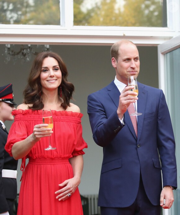 Le prince William et la duchesse Catherine de Cambridge lors de la garden party organisée par l'ambassadeur de Grande-Bretagne à Berlin, Sebastian Wood, le 19 juillet 2017 en l'honneur de l'anniversaire de la reine.