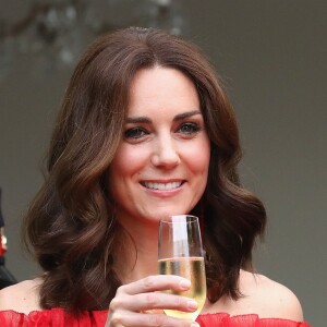 La duchesse Catherine de Cambridge (en robe Alexander McQueen et sandales Prada) lors de la garden party organisée par l'ambassadeur de Grande-Bretagne à Berlin, Sebastian Wood, le 19 juillet 2017 en l'honneur de l'anniversaire de la reine.