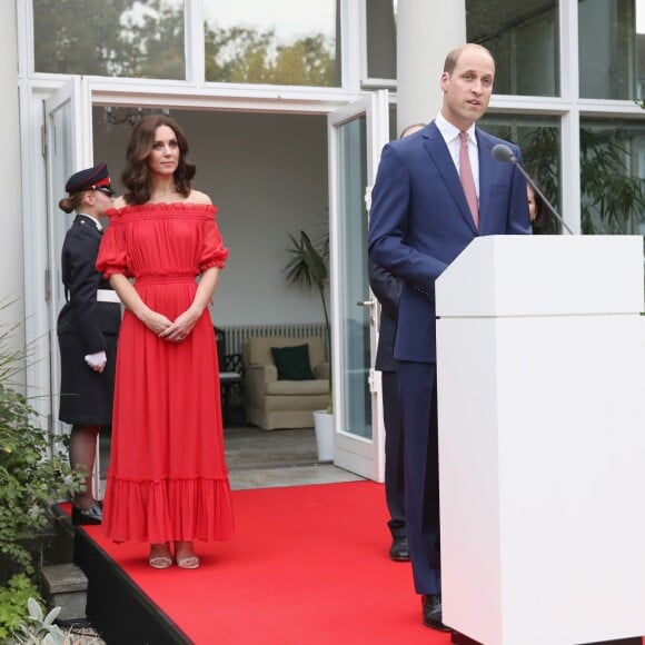 Le prince William et la duchesse Catherine de Cambridge lors de la garden party organisée par l'ambassadeur de Grande-Bretagne à Berlin, Sebastian Wood, le 19 juillet 2017 en l'honneur de l'anniversaire de la reine.