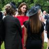 La duchesse Catherine de Cambridge (en robe Alexander McQueen et sandales Prada) à la rencontre des invités lors de la garden party organisée par l'ambassadeur de Grande-Bretagne à Berlin, Sebastian Wood, le 19 juillet 2017 en l'honneur de l'anniversaire de la reine.
