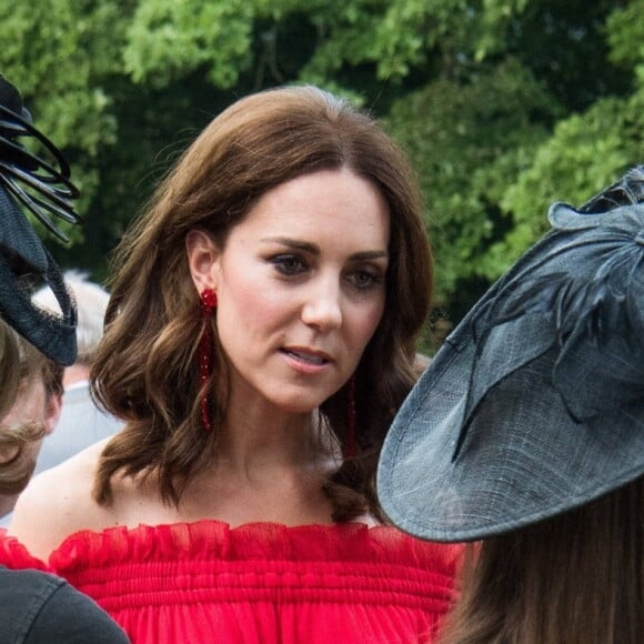 La duchesse Catherine de Cambridge (en robe Alexander McQueen et sandales Prada) à la rencontre des invités lors de la garden party organisée par l'ambassadeur de Grande-Bretagne à Berlin, Sebastian Wood, le 19 juillet 2017 en l'honneur de l'anniversaire de la reine.