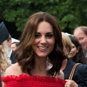 La duchesse Catherine de Cambridge (en robe Alexander McQueen et sandales Prada) à la rencontre des invités lors de la garden party organisée par l'ambassadeur de Grande-Bretagne à Berlin, Sebastian Wood, le 19 juillet 2017 en l'honneur de l'anniversaire de la reine.