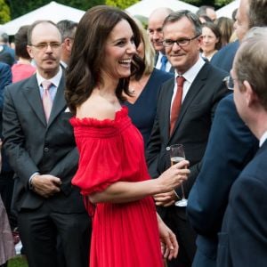 La duchesse Catherine de Cambridge (en robe Alexander McQueen et sandales Prada) à la rencontre des invités lors de la garden party organisée par l'ambassadeur de Grande-Bretagne à Berlin, Sebastian Wood, le 19 juillet 2017 en l'honneur de l'anniversaire de la reine.