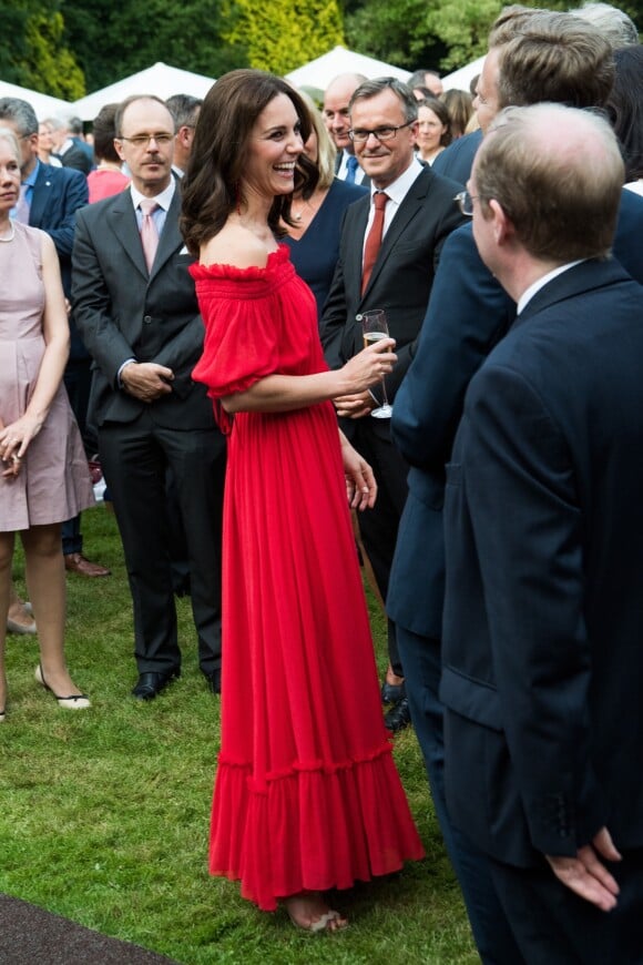 La duchesse Catherine de Cambridge (en robe Alexander McQueen et sandales Prada) à la rencontre des invités lors de la garden party organisée par l'ambassadeur de Grande-Bretagne à Berlin, Sebastian Wood, le 19 juillet 2017 en l'honneur de l'anniversaire de la reine.