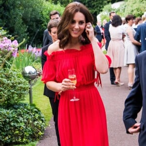 La duchesse Catherine de Cambridge (en robe Alexander McQueen et sandales Prada) à la rencontre des invités lors de la garden party organisée par l'ambassadeur de Grande-Bretagne à Berlin, Sebastian Wood, le 19 juillet 2017 en l'honneur de l'anniversaire de la reine.