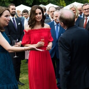 La duchesse Catherine de Cambridge (en robe Alexander McQueen et sandales Prada) à la rencontre des invités lors de la garden party organisée par l'ambassadeur de Grande-Bretagne à Berlin, Sebastian Wood, le 19 juillet 2017 en l'honneur de l'anniversaire de la reine.