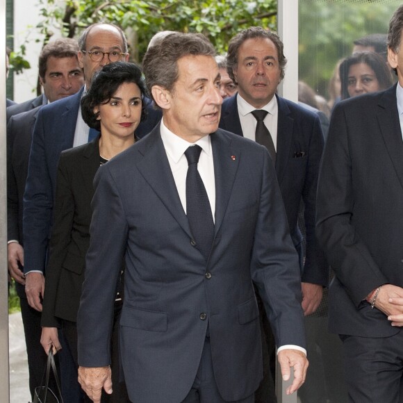 Rachida Dati, Christian Jacob, Eric Woerth, Luc Châtel, Nicolas Sarkozy et Claudio Avruj (secrétaire argentin des droits de l'homme) - Le président du Parti Les Républicains Nicolas Sarkozy visite à l'espace de la mémoire et des droits de l'homme à Buenos Aires , le 6 mai 2016.