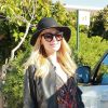 Exclusif - Paris Hilton salue ses fans et admire une photo d'elle peinte sur une voiture pour la publicité du club Amnesia à Ibiza, le 2 juillet 2017