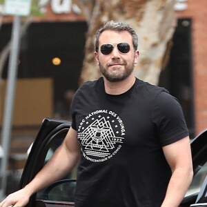 Ben Affleck fume une cigarette à la sortie de ses bureaux accompagné d'une jeune inconnue à Pacific Palisades, le 17 juillet 2017