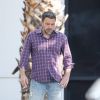 Exclusif - Ben Affleck fume une cigarette avant de monter dans un jet privé avec sa nouvelle compagne Lindsay Shooku à Van Nuys, le 16 juillet 2017