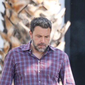 Exclusif - Ben Affleck fume une cigarette avant de monter dans un jet privé avec sa nouvelle compagne Lindsay Shooku à Van Nuys, le 16 juillet 2017