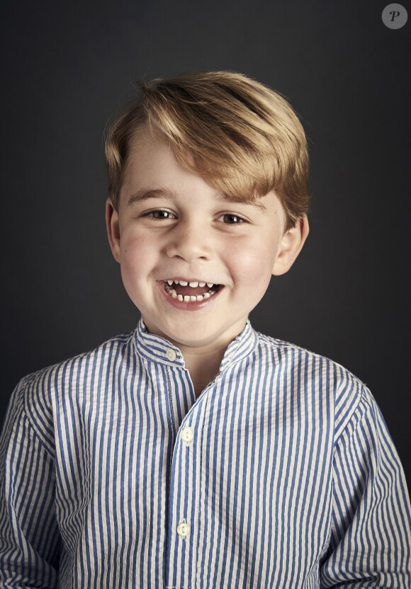 Portrait officiel du prince George dévoilé par le Prince William et Kate Middleton le 21 juillet 2017 à l'occasion du quatrième anniversaire de leur fils, célébré le 22 juillet 2017.