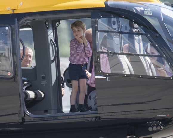 Le prince William, duc de Cambridge et son fils enfants le prince George de Cambridge en visite à l'usine Airbus à Hambourg, le 21 juillet 2017, avant de prendre leur avion à la fin de leur visite officielle en Allemagne.