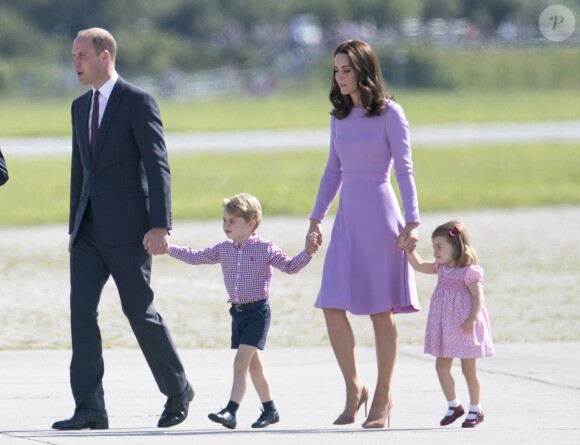 Le prince William, duc de Cambridge, Catherine Kate Middleton, duchesse de Cambridge et leurs enfants le prince George de Cambridge et la princesse Charlotte de Cambridge en visite à l'usine Airbus à Hambourg, le 21 juillet 2017, avant de prendre leur avion à la fin de leur visite officielle en Allemagne.