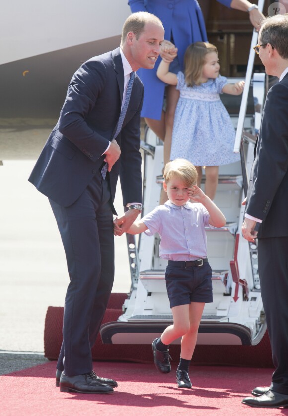 Le prince William, duc de Cambridge et son fils le prince George de Cambridge - Le couple princier d'Angleterre et leurs enfants à leur arrivée à l'aéroport de Berlin-Tegel à Berlin, le 19 juillet 2017, lors de leur visite officielle de 3 jours en Allemagne.