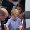 Le prince William, duc de Cambridge, et le prince George - Le couple princier d'Angleterre à leur arrivée à l'aéroport Chopin à Varsovie, à l'occasion de leur voyage de deux jours en Pologne. Le 17 juillet 2017.