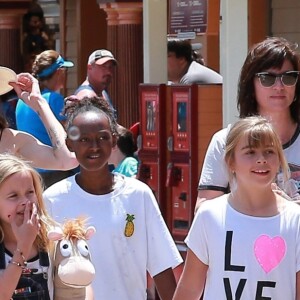 Angelina Jolie passe la journée à Disneyland pour fêter l'anniversaire des jumeaux Knox et Vivienne (9 ans) à Anaheim. La jeune Zahara les accompagne. Le 12 juillet 2017