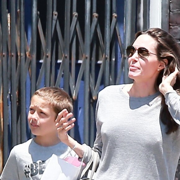 Exclusif - Angelina Jolie fait du shopping avec son fils Knox Leon Jolie-Pitt à Los Angeles. Angelina semble ne pas porter de soutien gorge…. le 7 juillet 2017