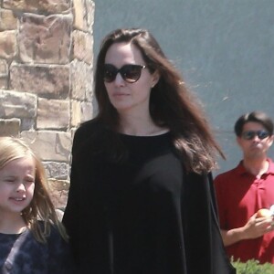 Angelina Jolie fait du shopping avec sa fille Vivienne Jolie-Pitt pour le jour férié patriotique du 4 juillet à Los Feliz, le 4 juillet 2017