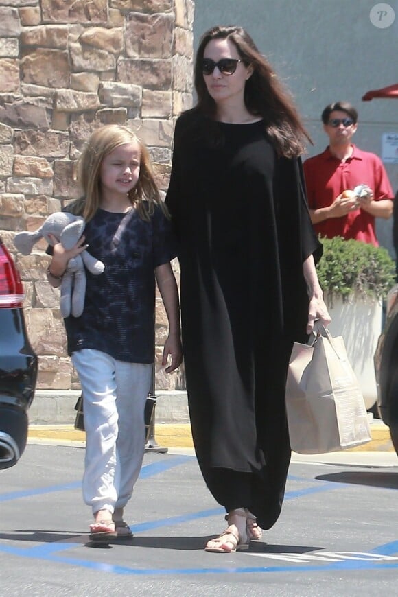 Angelina Jolie fait du shopping avec sa fille Vivienne Jolie-Pitt pour le jour férié patriotique du 4 juillet à Los Feliz, le 4 juillet 2017